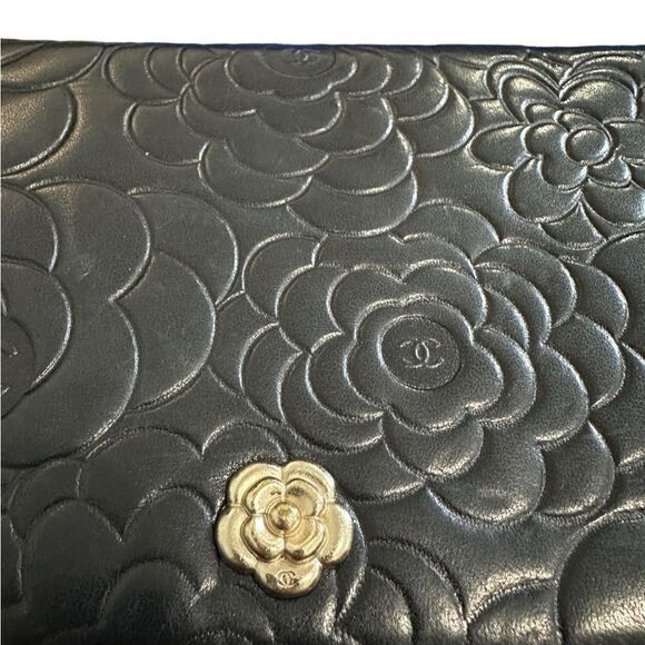 Chanel leather camellia clutch with golden camellia - Picture 5 of 15